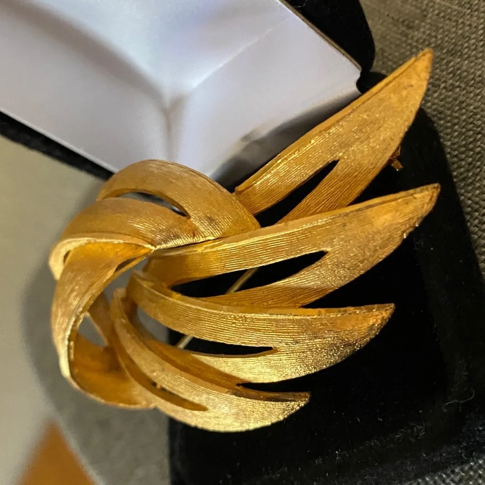 Vintage Coro Gold Tone Florentine Ribbon Leaf Brooch Signed Mid Century - Picture 4 of 7